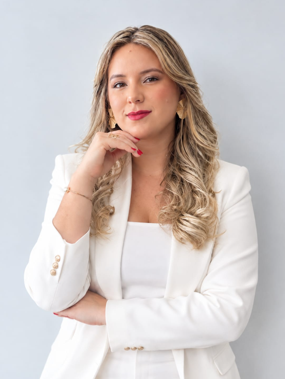 Laryssa Souza em retrato profissional, vestindo blazer branco