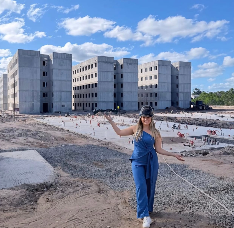 Laryssa durante visita a um empreendimento em construção